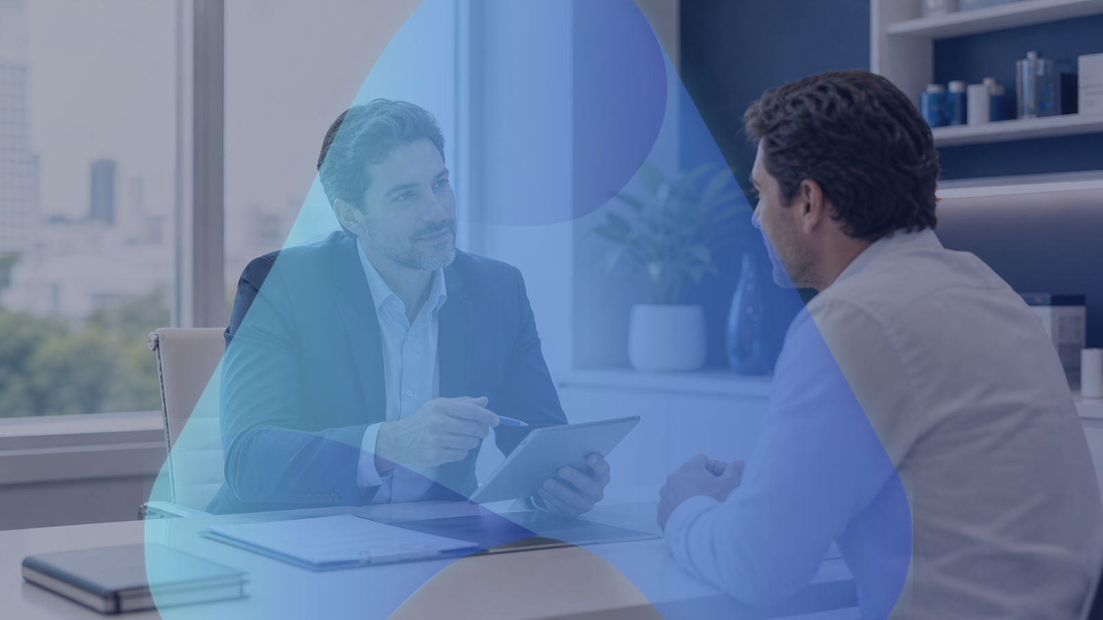 Atendimento consultivo com símbolo da AMMIMED em composição institucional