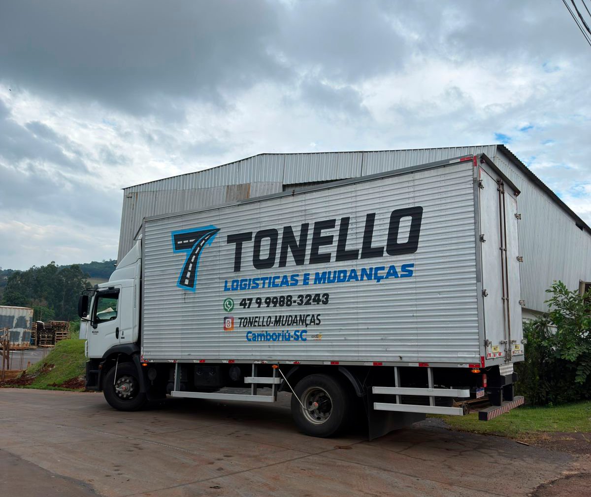 Caminhão Tonello Mudanças em operação